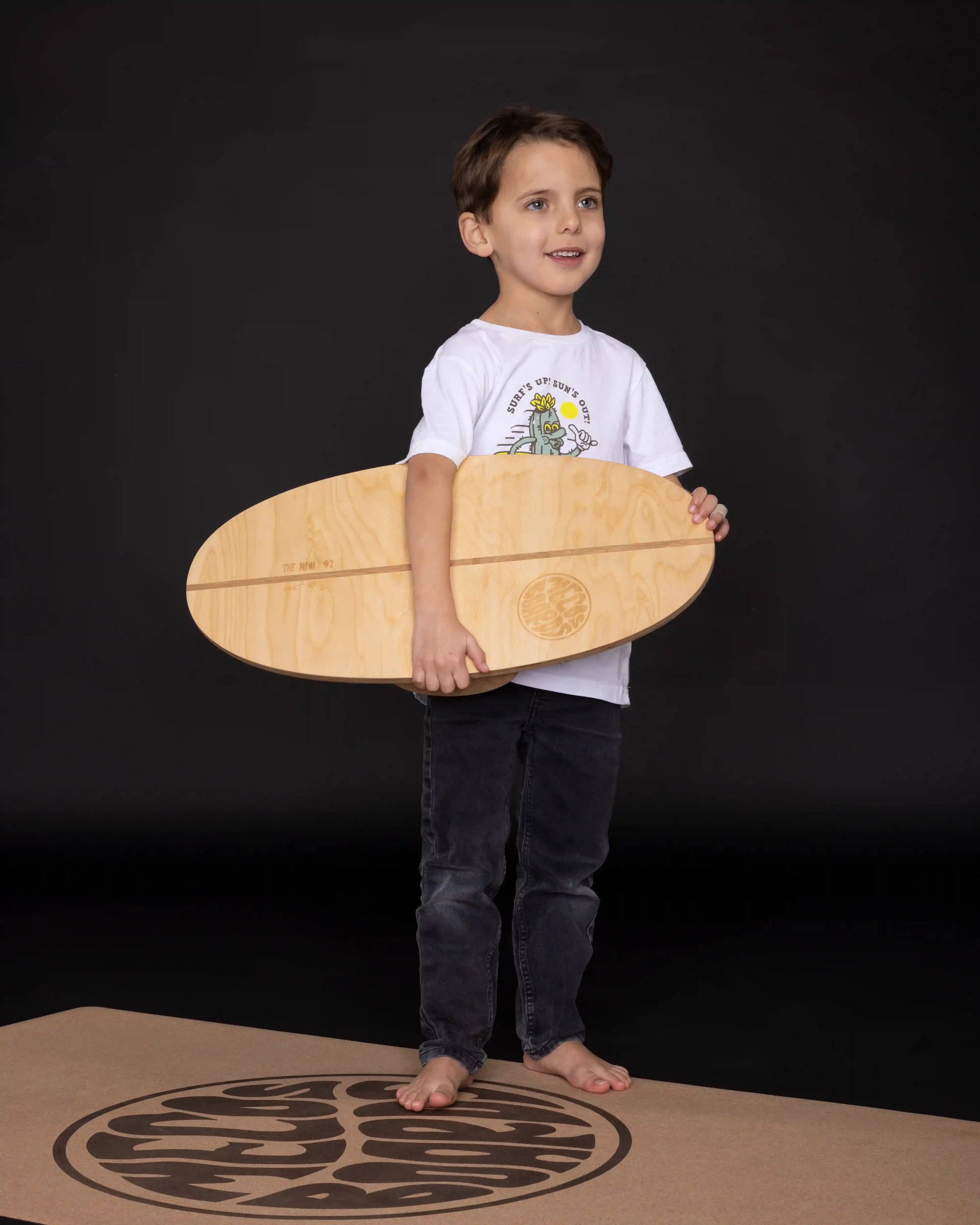 Kind trägt MECOS BOARDS Mini Kids Balance Board – Grösse im Vergleich