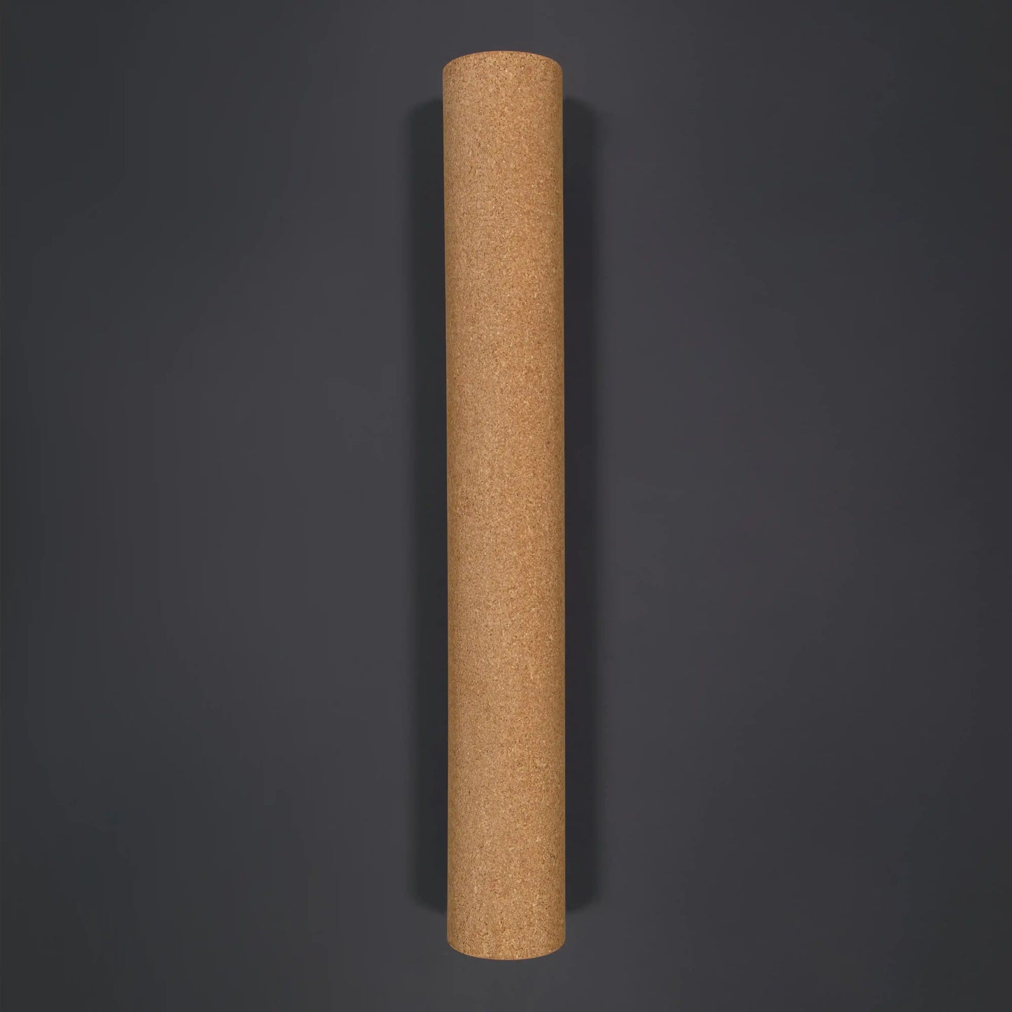 MECOS BOARDS Korkrolle THE SURFER – Frontansicht auf schwarzem Hintergrund, Ø 12 cm Naturkork