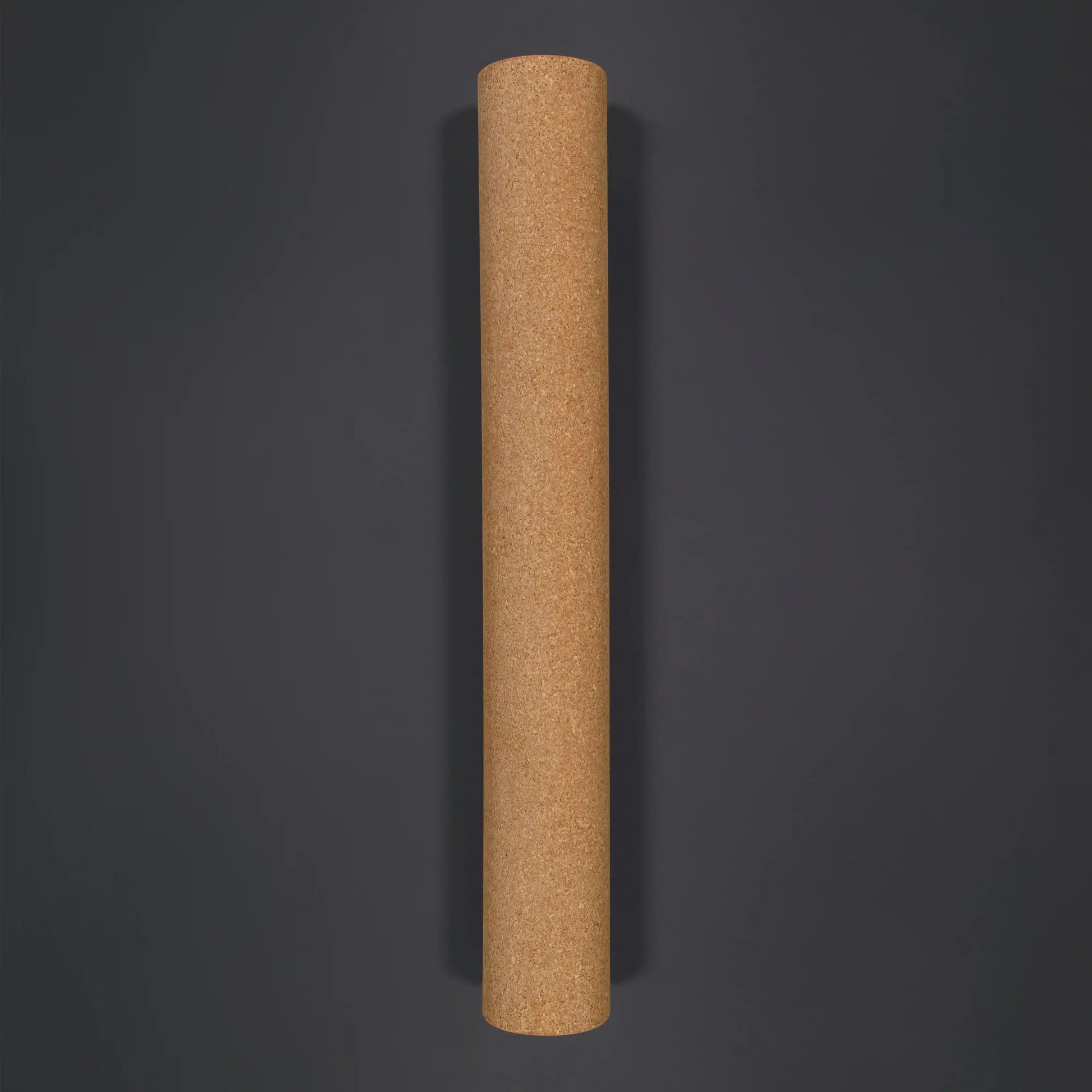 MECOS BOARDS Korkrolle THE SURFER – Frontansicht auf schwarzem Hintergrund, Ø 12 cm Naturkork