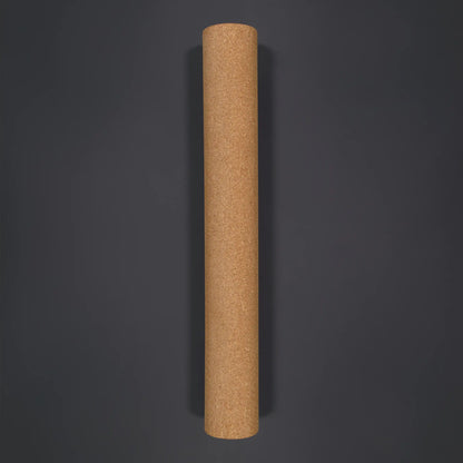 MECOS BOARDS Korkrolle THE SURFER – Frontansicht auf schwarzem Hintergrund, Ø 12 cm Naturkork