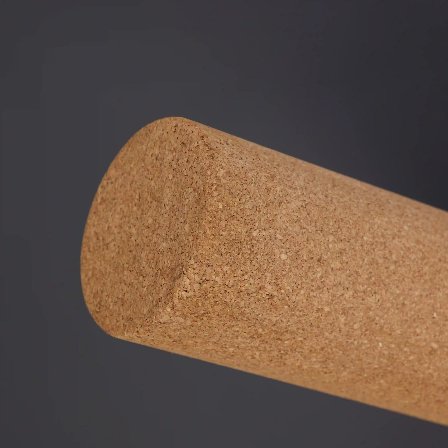 MECOS BOARDS Korkrolle THE SURFER – Seitenansicht auf schwarzem Hintergrund, 95 cm Länge