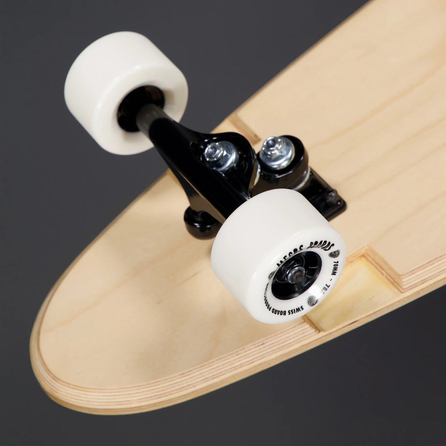 Detailansicht vordere Achse und Rollen des MECOS BOARDS Land Surfer Longboards – schwarzer Truck, weisse Wheels