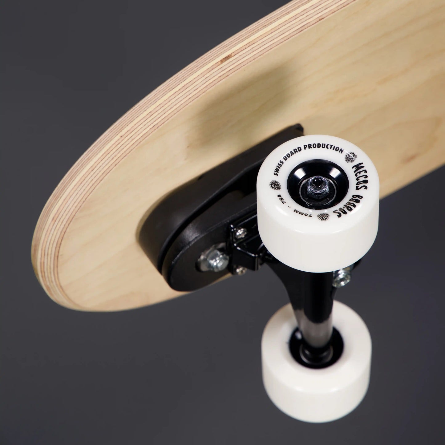 Frontansicht Nose des MECOS BOARDS Land Surfer mit Truck und weissen Rollen – MECOS BOARDS Logo sichtbar