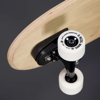 Frontansicht Nose des MECOS BOARDS Land Surfer mit Truck und weissen Rollen – MECOS BOARDS Logo sichtbar