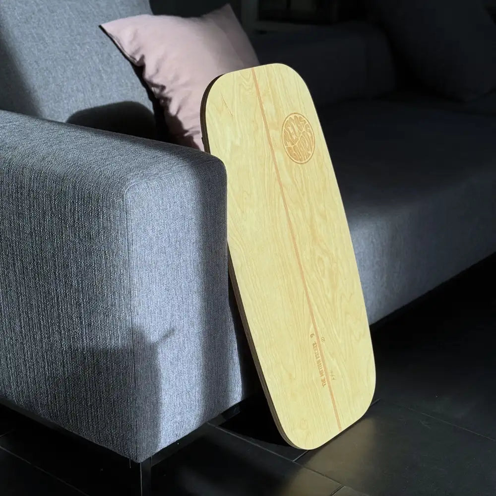 Motion Rocker Balanceboard aus Birkenholz von Mecos Boards – im Wohnzimmer angelehnt, ideal für Home-Training und Gleichgewichtsübungen.