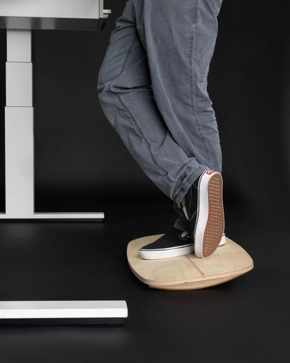 Aktives Stehen auf MECOS BOARDS Motion Rocker – Stehposition Nahaufnahme schwarzer Hintergrund