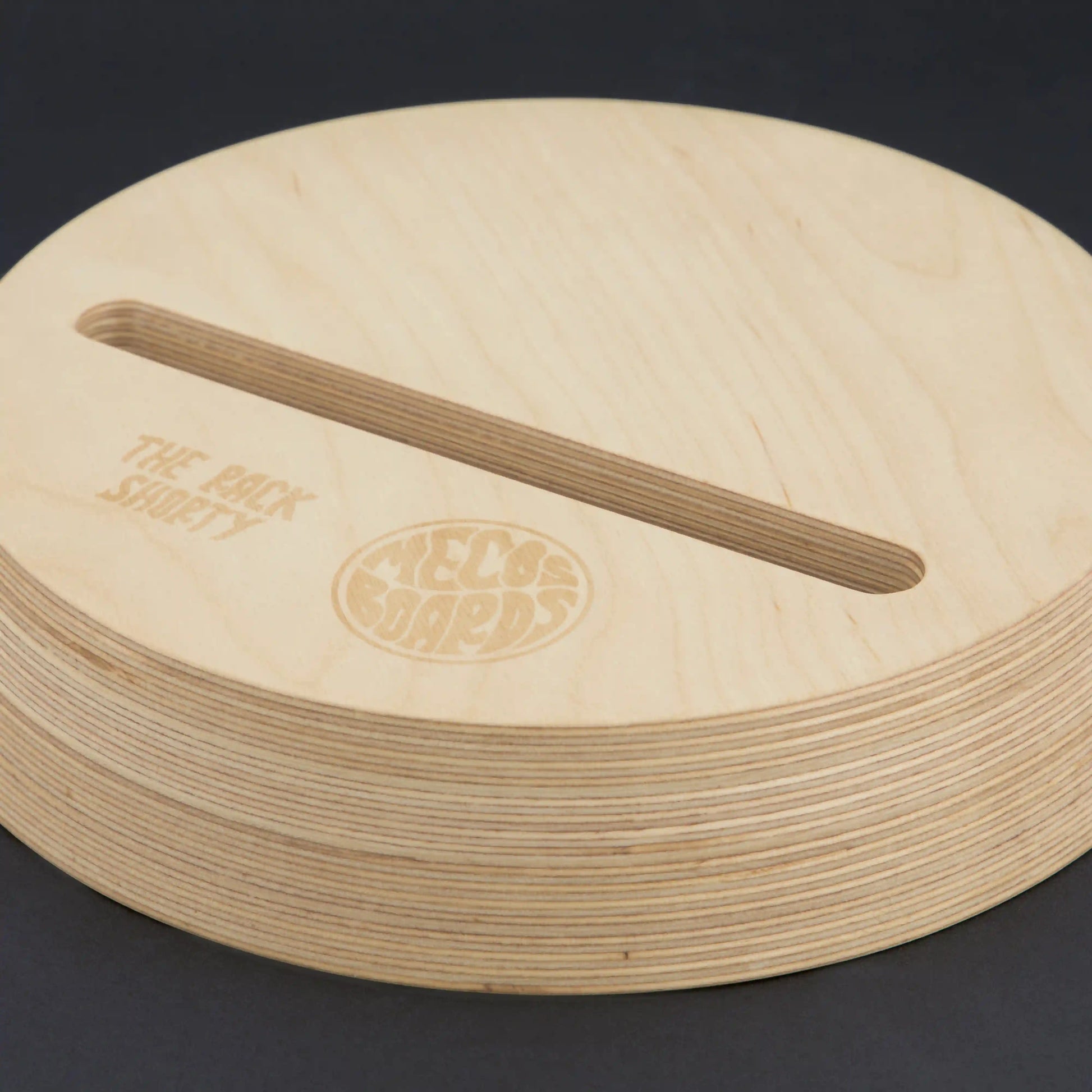 MECOS BOARDS THE RACK SHORTY Balance Board Ständer – Seitenansicht, ovale Form aus Birkenholz