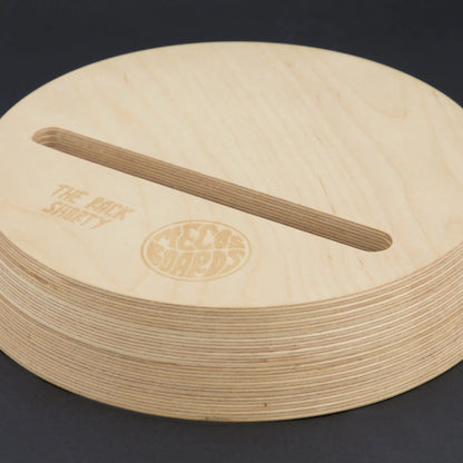 MECOS BOARDS THE RACK SHORTY Balance Board Ständer – Seitenansicht, ovale Form aus Birkenholz