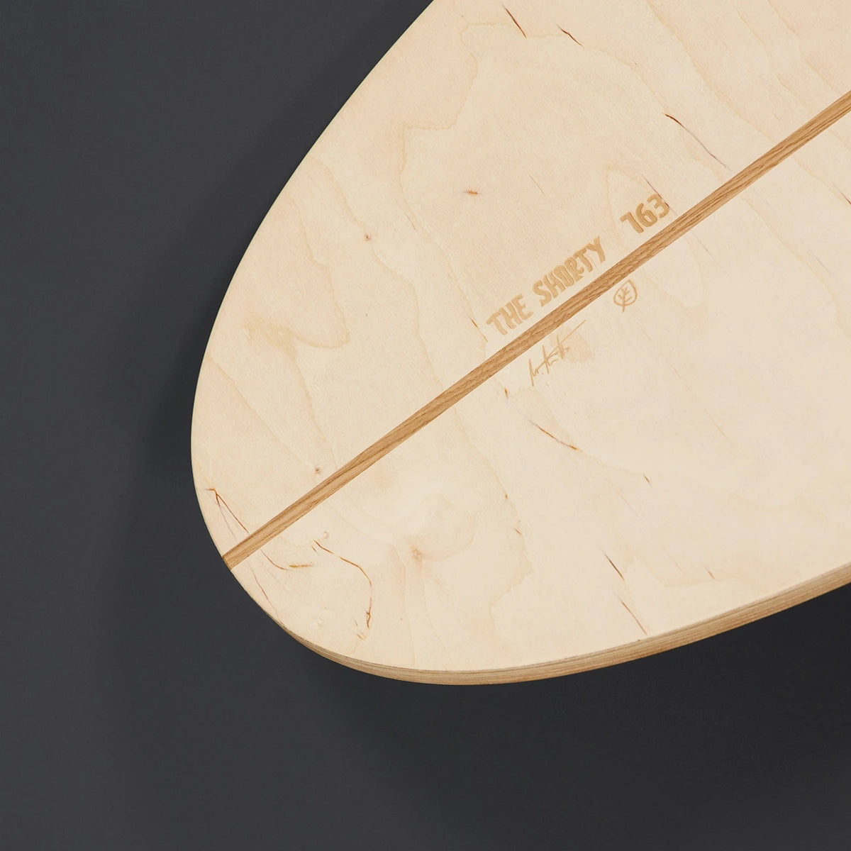 MECOS BOARDS Shorty Balance Board Oberseite – Holzmaserung und Gravur Detailansicht