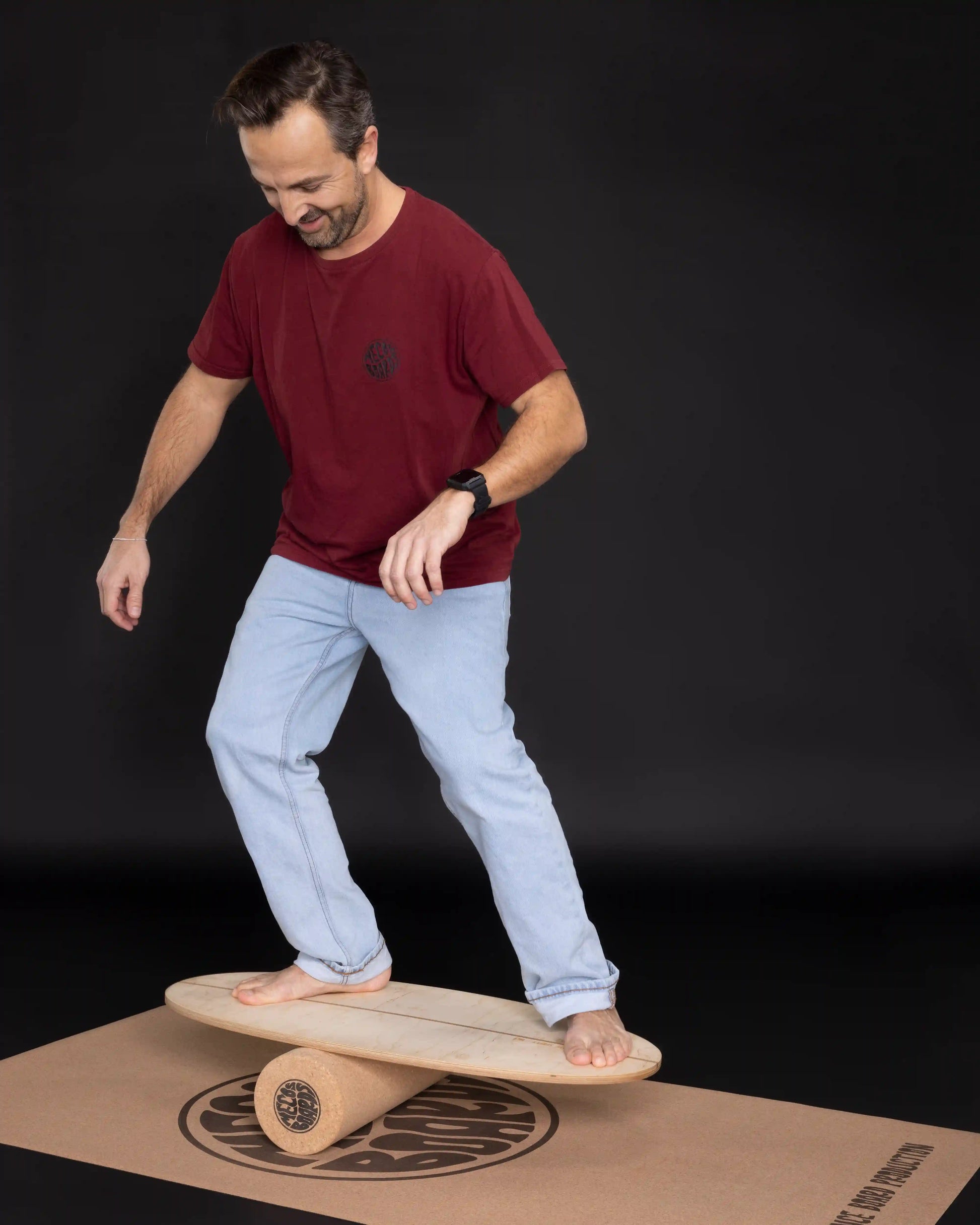 Mann balanciert auf MECOS BOARDS Shorty Balance Board mit Korkmatte
