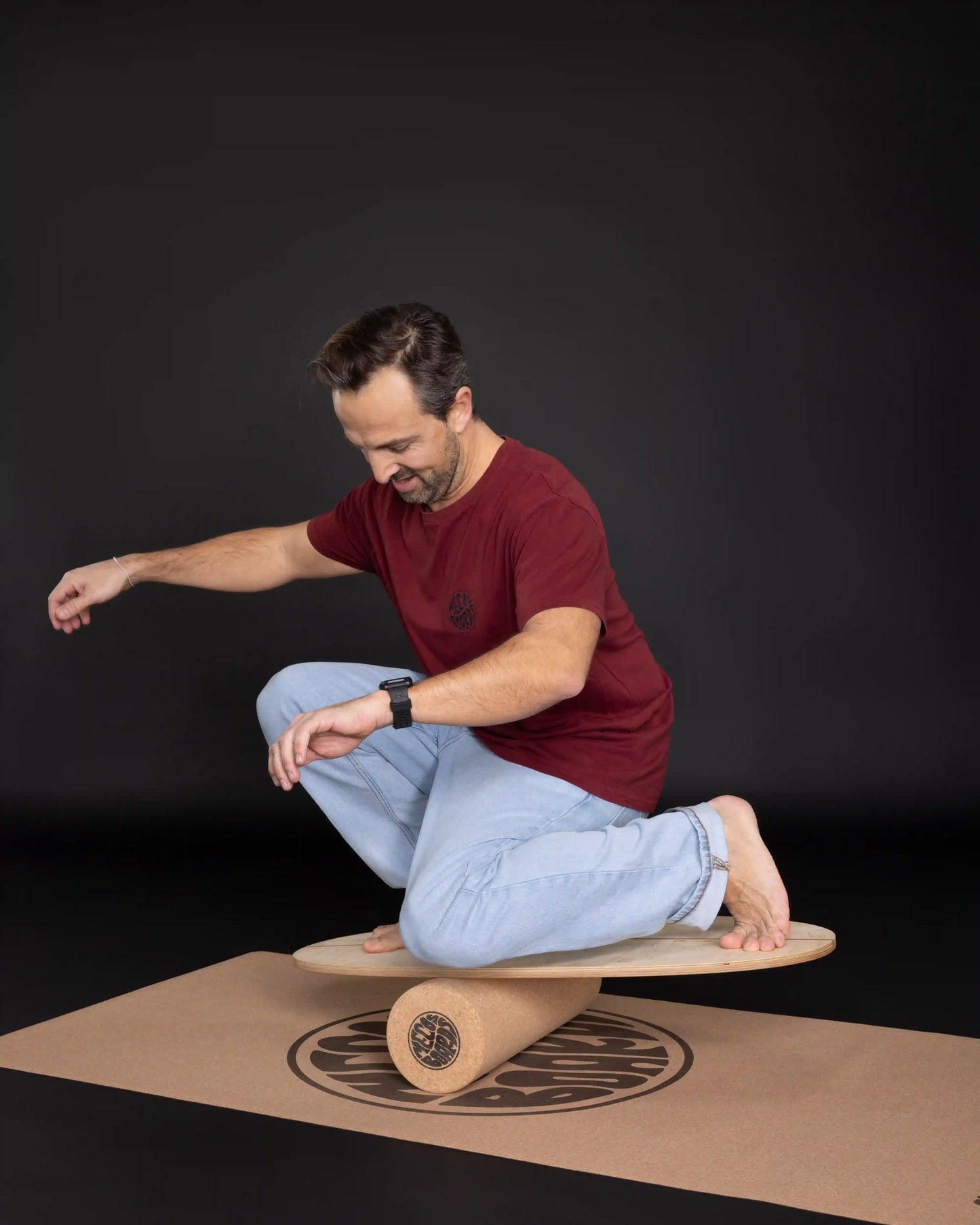 Mann kniet auf MECOS BOARDS Shorty Balance Board – Gleichgewichtsübung