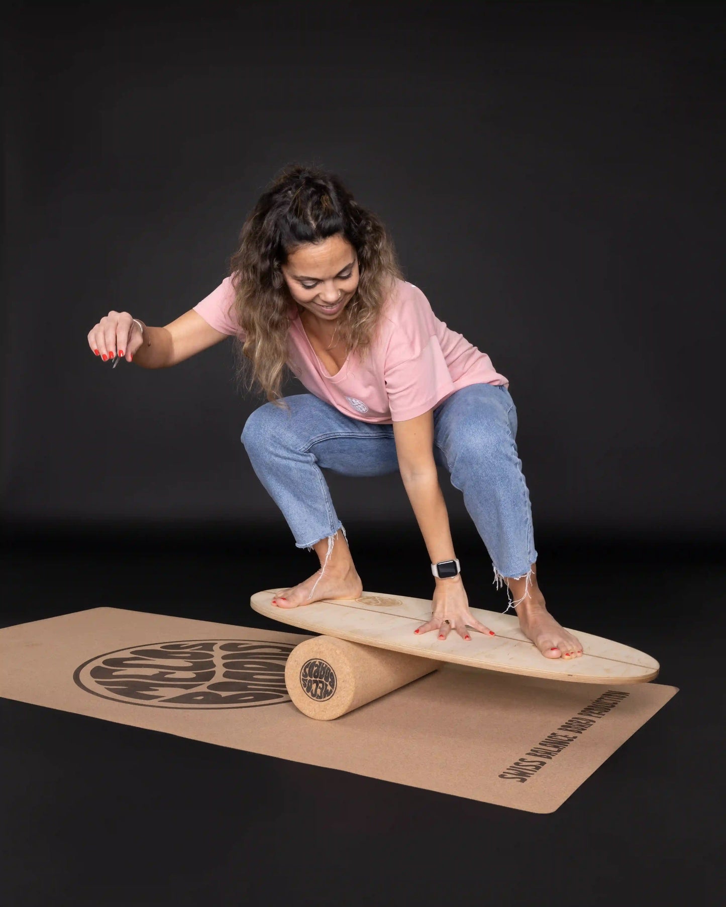 Frau führt Trick auf MECOS BOARDS Shorty Balance Board aus – Hand auf Board beim Balancieren