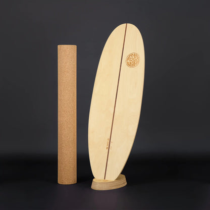 THE SURFER Balance Board im Ständer mit Korkrolle – platzsparende Aufbewahrung, Swiss Made – MECOS BOARDS