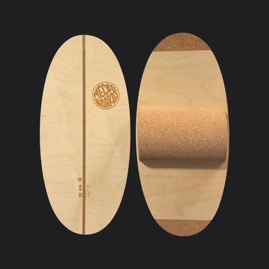 The Mini Kids Balance Board von Mecos Boards – Vorder- und Rückseite mit fest fixierter Korkrolle, sicheres Kinder Balance Board aus hochwertigem Holz.