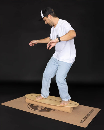 Mann balanciert auf THE SURFER Surf Trainer Balance Board – Körperspannung und Rumpfstabilität trainieren