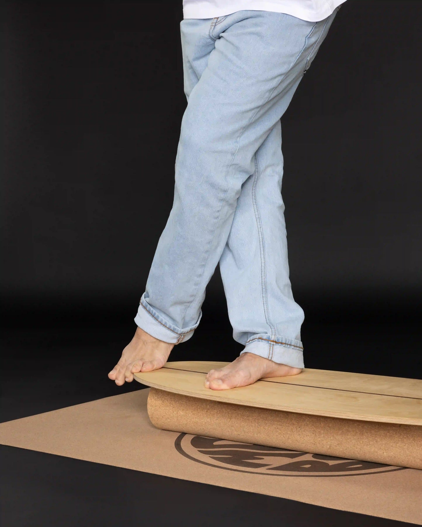 Nahaufnahme Füsse auf MECOS BOARDS THE SURFER Balance Board auf Surfer-Korkrolle