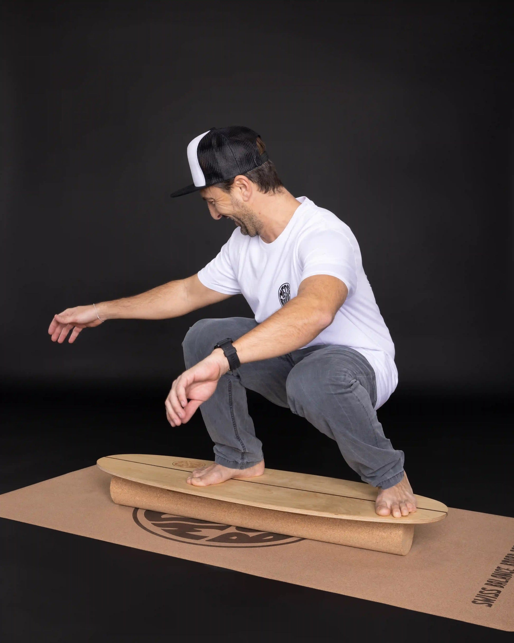 Mann in tiefer Position auf THE SURFER Balance Board – Surf Übungen für Intermediate und Advanced Surfer