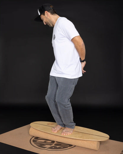 Seitenansicht Surf Training auf THE SURFER Balance Board – Rumpfstabilität und Gleichgewicht verbessern