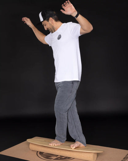 Seitenansicht Person auf MECOS BOARDS THE SURFER Balance Board – dynamisches Balance Training