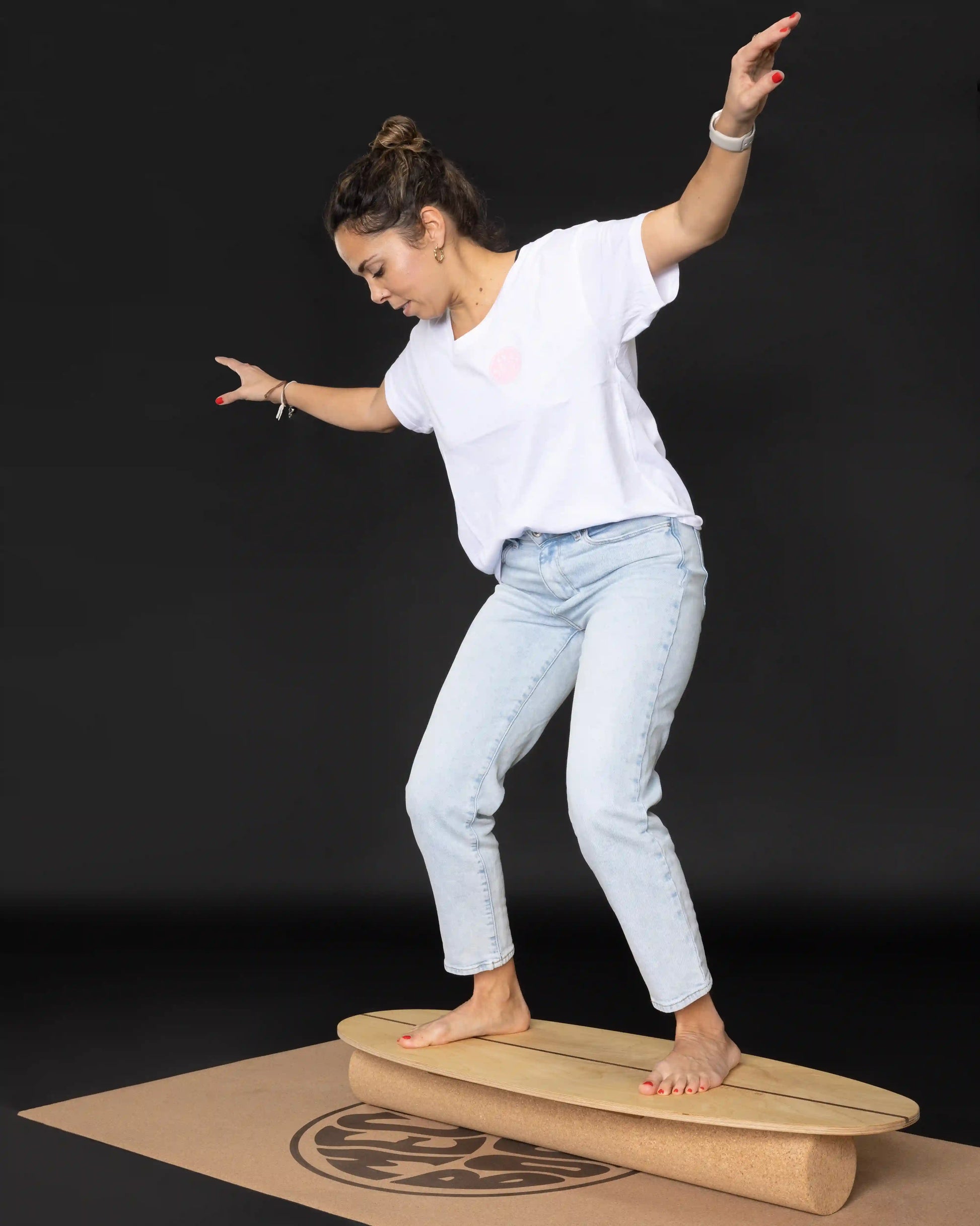 Frau übt Gewichtsverlagerung auf THE SURFER Balance Board – Surf Training wie auf einem Longboard oder Minimal