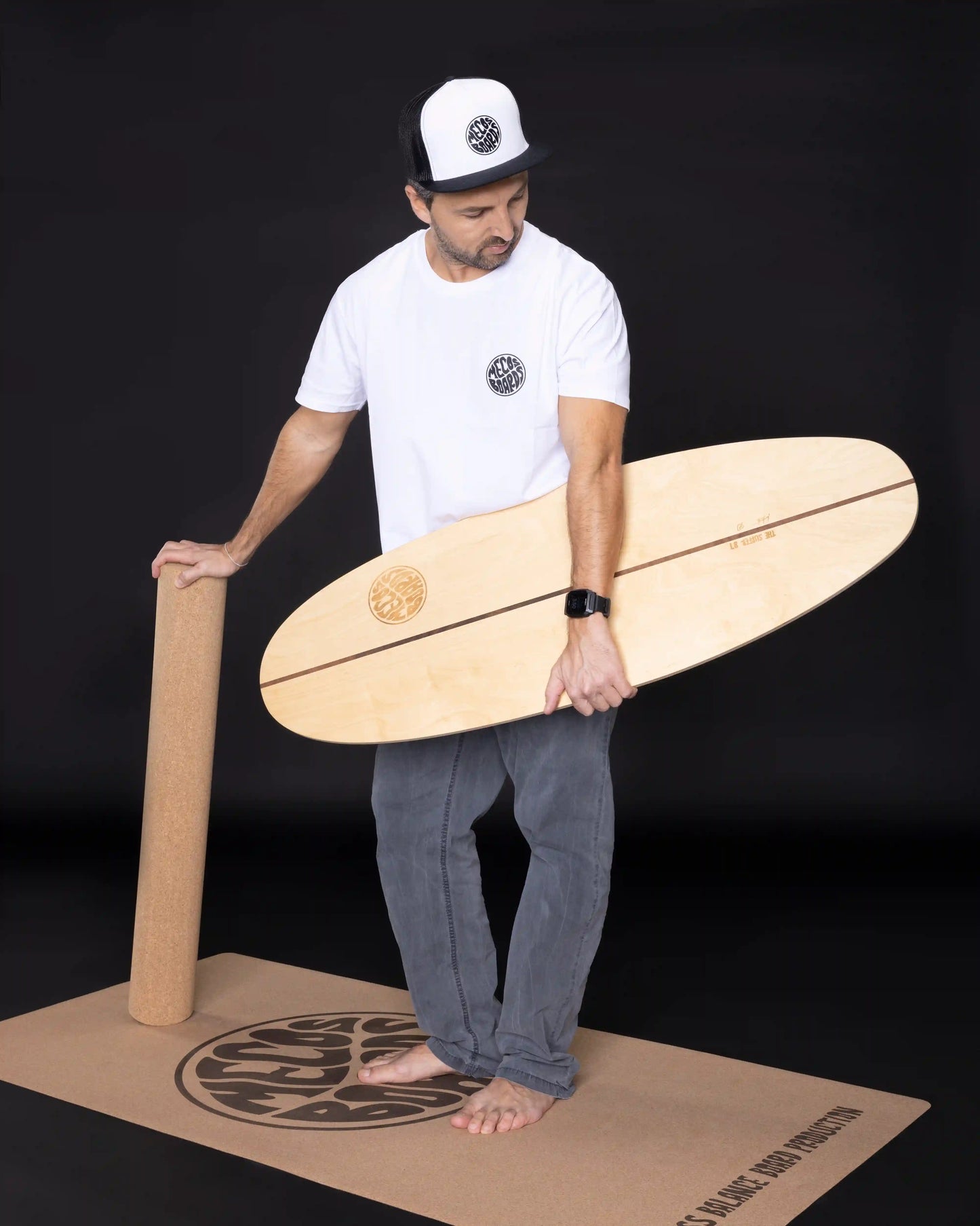 Mann hält THE SURFER Balance Board – handgefertigt, nummeriert, limitierte Auflage Swiss Made