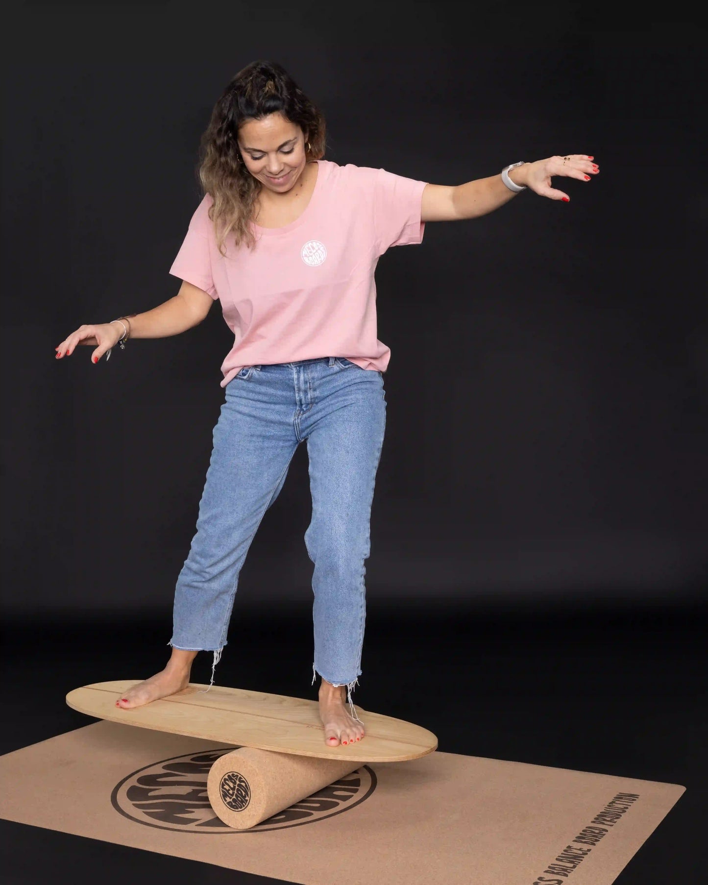 Frau mit ausgestreckten Armen auf MECOS BOARDS Twin-Tipper Balance Board – Gleichgewicht und Körperkontrolle