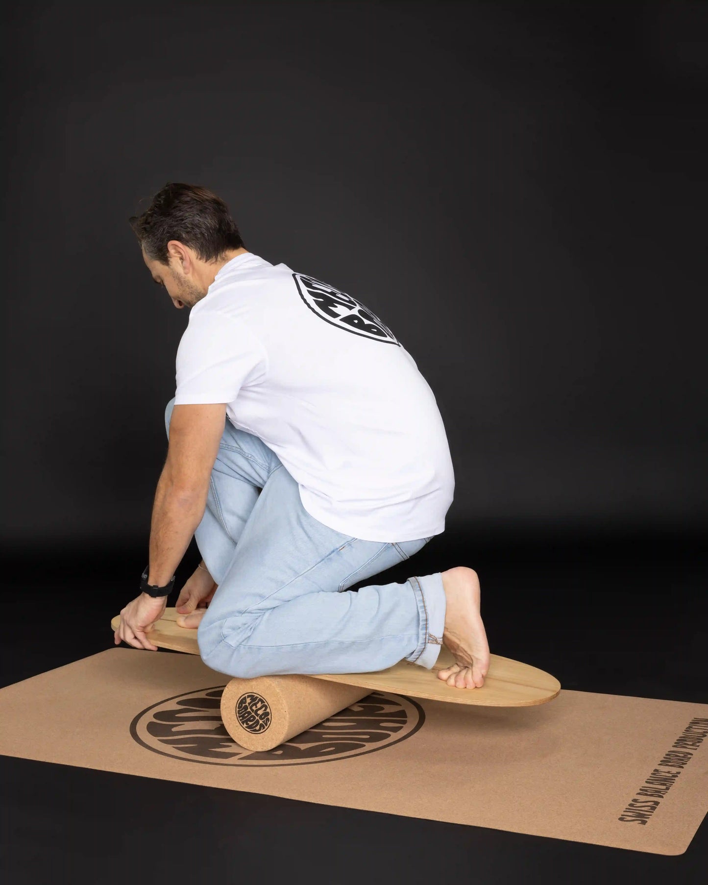 Person übt Trick auf MECOS BOARDS Twin-Tipper Balance Board – Kniestand und Rollbewegung auf Korkrolle