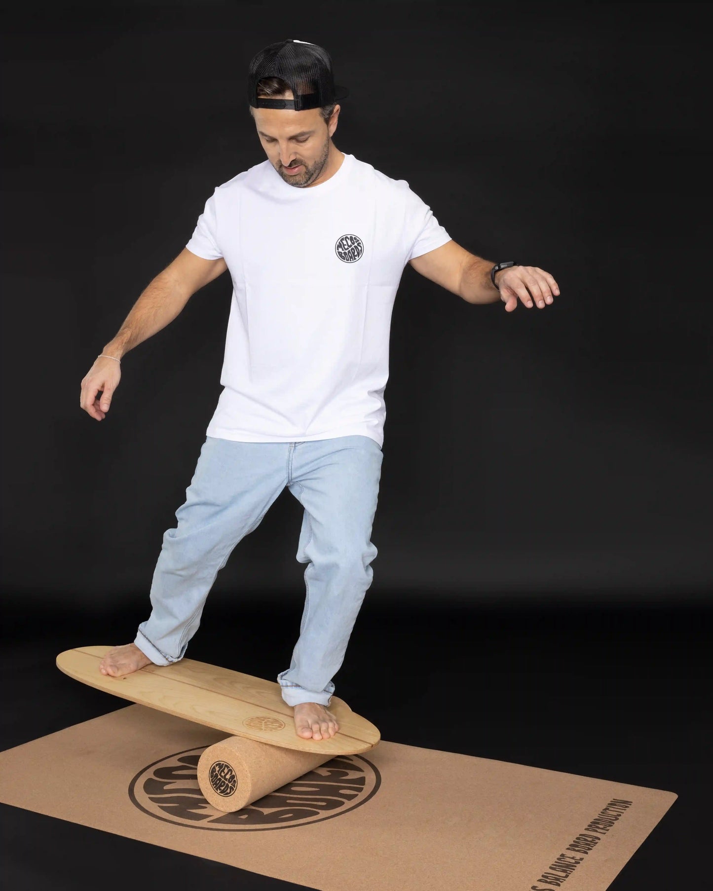 Mann steht auf MECOS BOARDS Twin-Tipper Balance Board – Balance Training für Einsteiger und Fortgeschrittene