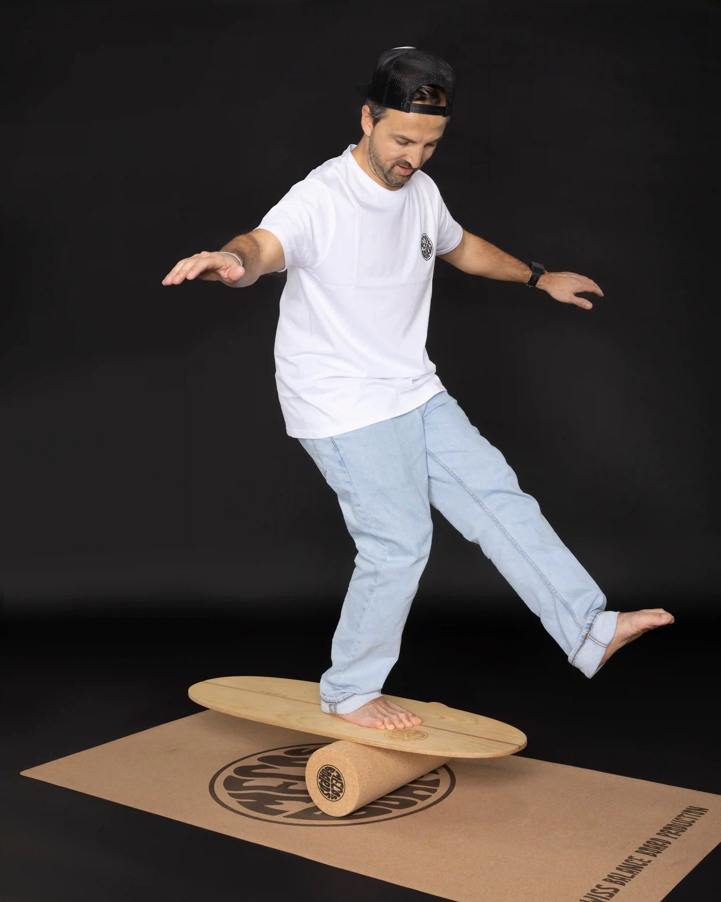 Mann balanciert einbeinig auf MECOS BOARDS Twin-Tipper Balance Board – Gleichgewicht und Körperkontrolle