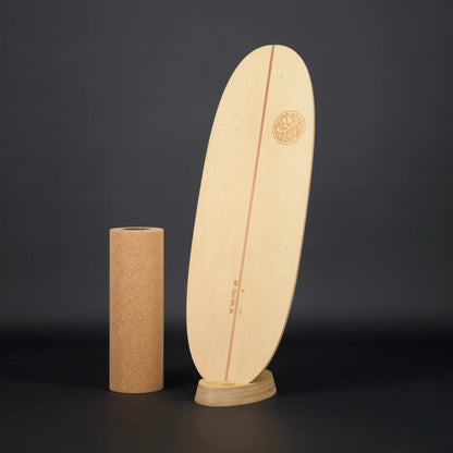 MECOS BOARDS Twin-Tipper Balance Board im THE RACK Ständer mit Korkrolle – schwarzer Hintergrund