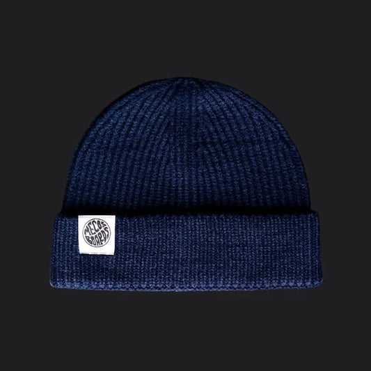 Navyfarbene MECOS BOARDS Wintermütze mit Umschlag und Logo – schlichtes Design für Alltag und Freizeit.