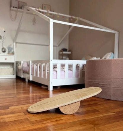 Mini Balance Board im Kinderzimmer – perfektes Trainingstool für Gleichgewicht und Motorik spielerisch integriert.
