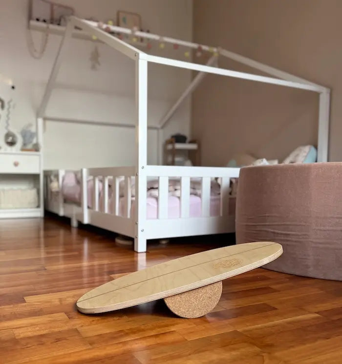Mini Balance Board im Kinderzimmer – perfektes Trainingstool für Gleichgewicht und Motorik spielerisch integriert.