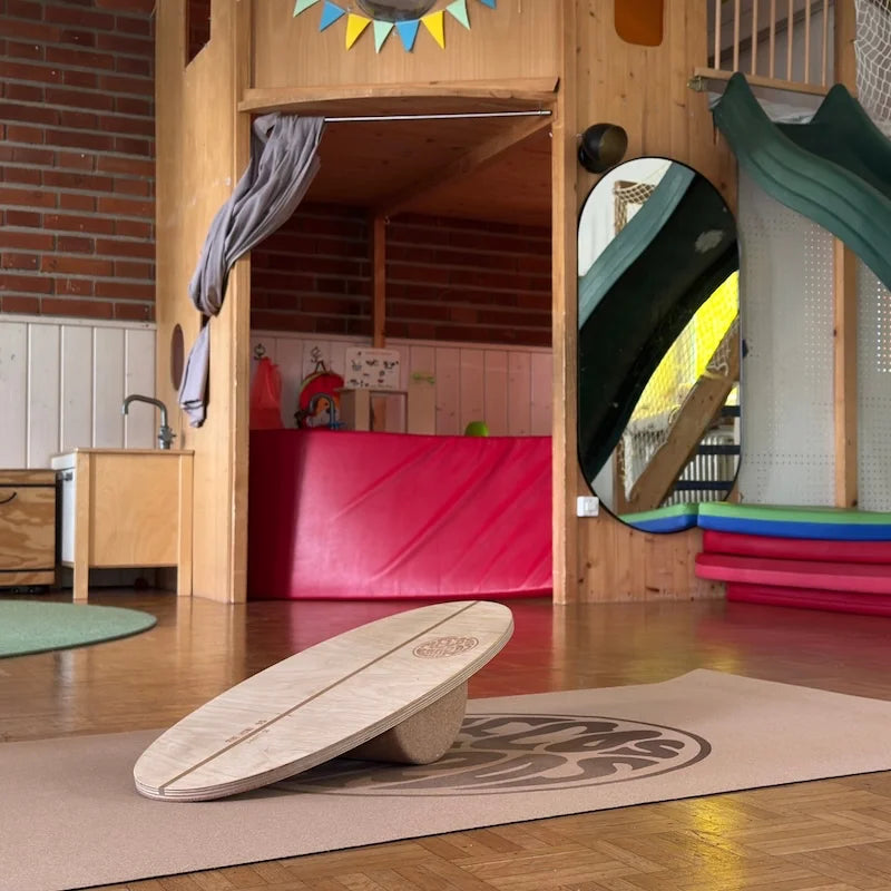 Mini Balance Board von Mecos Boards in einer Kita – ideales Trainingsgerät für Kinder zur Förderung von Gleichgewicht, Motorik und Koordination.