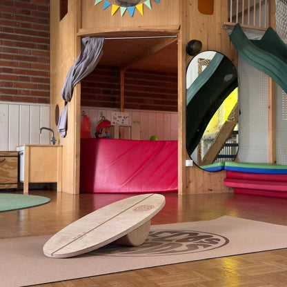 Mini Balance Board von Mecos Boards in einer Kita – ideales Trainingsgerät für Kinder zur Förderung von Gleichgewicht, Motorik und Koordination.