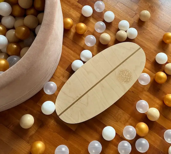 Mini Balance Board im Kinderzimmer mit Bällen – spielerisches Gleichgewichtstraining im Alltag.