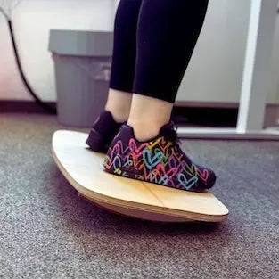 Aktives Stehen im Büro mit dem Motion Rocker Balance Board von MECOS BOARDS