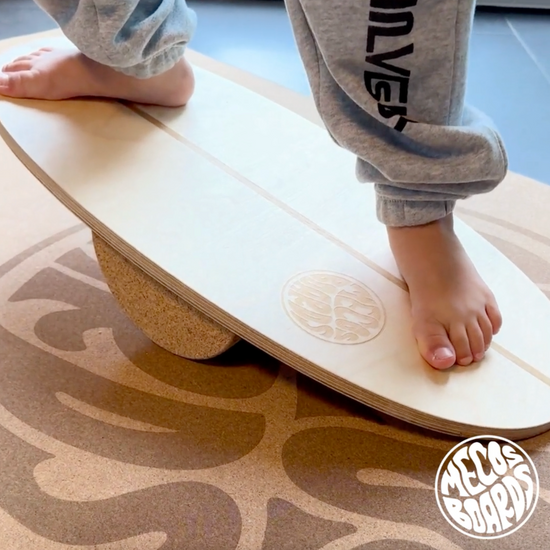 Mini Balance Board Video mit balancierendem Kind auf Balance Board Unterlage von MECOS BOARDS