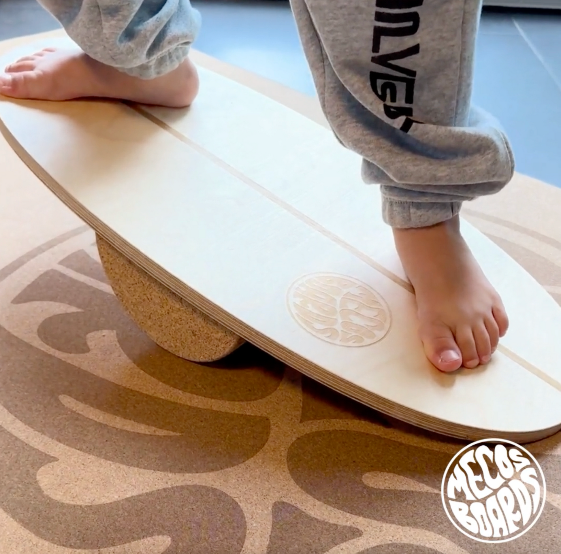 Mini Balance Board Video mit balancierendem Kind auf Balance Board Unterlage von MECOS BOARDS