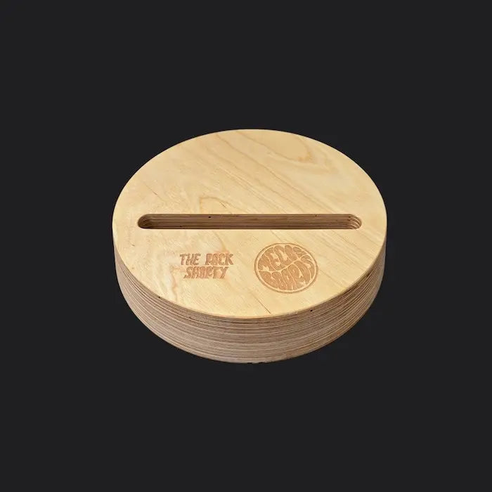 Runder Balance Board Ständer aus Holz mit Logo-Gravur von Mecos Boards