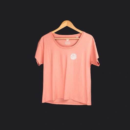 Vorderseite des rosa Damen T-Shirts von Mecos Boards – fair produziert aus Bio-Baumwolle.
