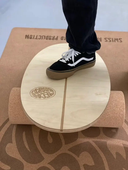 Person trainiert mit Schuhen auf dem Shorty Balance Board von Mecos Board – auf nachhaltiger Korkmatte.
