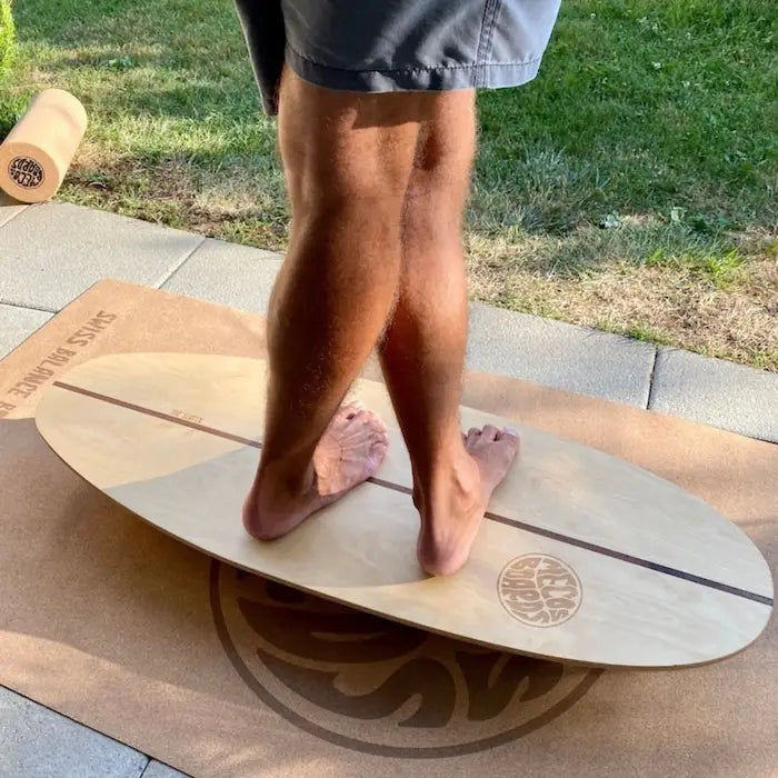 Surfer macht Cross Steps auf dem Surf Trainer Balance Board – realistisches Training für Fussarbeit und Bewegungsabläufe beim Longboard-Surfen.