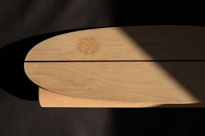 Oberfläche des Surf Trainer Balance Boards mit Logo im stimmungsvollen Schattenlicht – hochwertiges Holzdesign für realistisches Surftraining