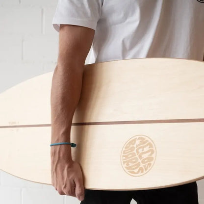Surf Trainer Balance Board im Querformat getragen – stylisches Design für Surfer und Boardsportler