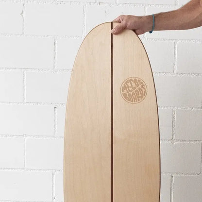 Balance Board Surf Trainer stehend gehalten – handgefertigt aus Holz mit eingelassenem Logo