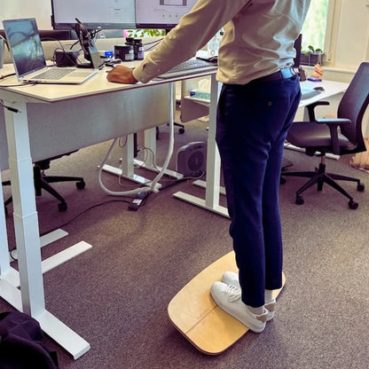 The Motion Rocker Office Wippboard am höhenverstellbaren Stehpult für mehr Bewegung im Arbeitsalltag.