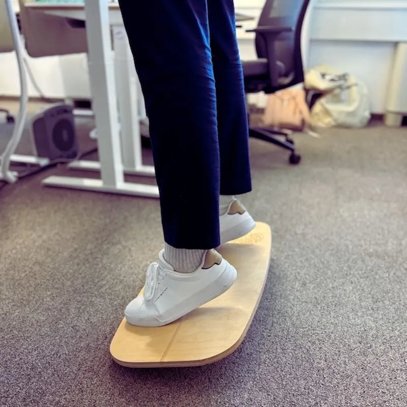 Stehen und balancieren im Büro mit dem The Motion Rocker Office Wippboard von Mecos Boards.