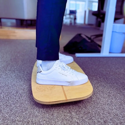 Detailaufnahme des The Motion Rocker Office Wippboards von Mecos Boards für ergonomisches Training im Büro.