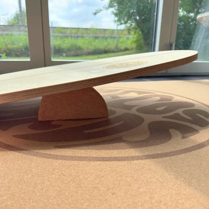 THE SHORTY Balance Board von Mecos Boards auf halber Korkrolle – Training für Anfänger auf Korkmatte im Wohnzimmer.